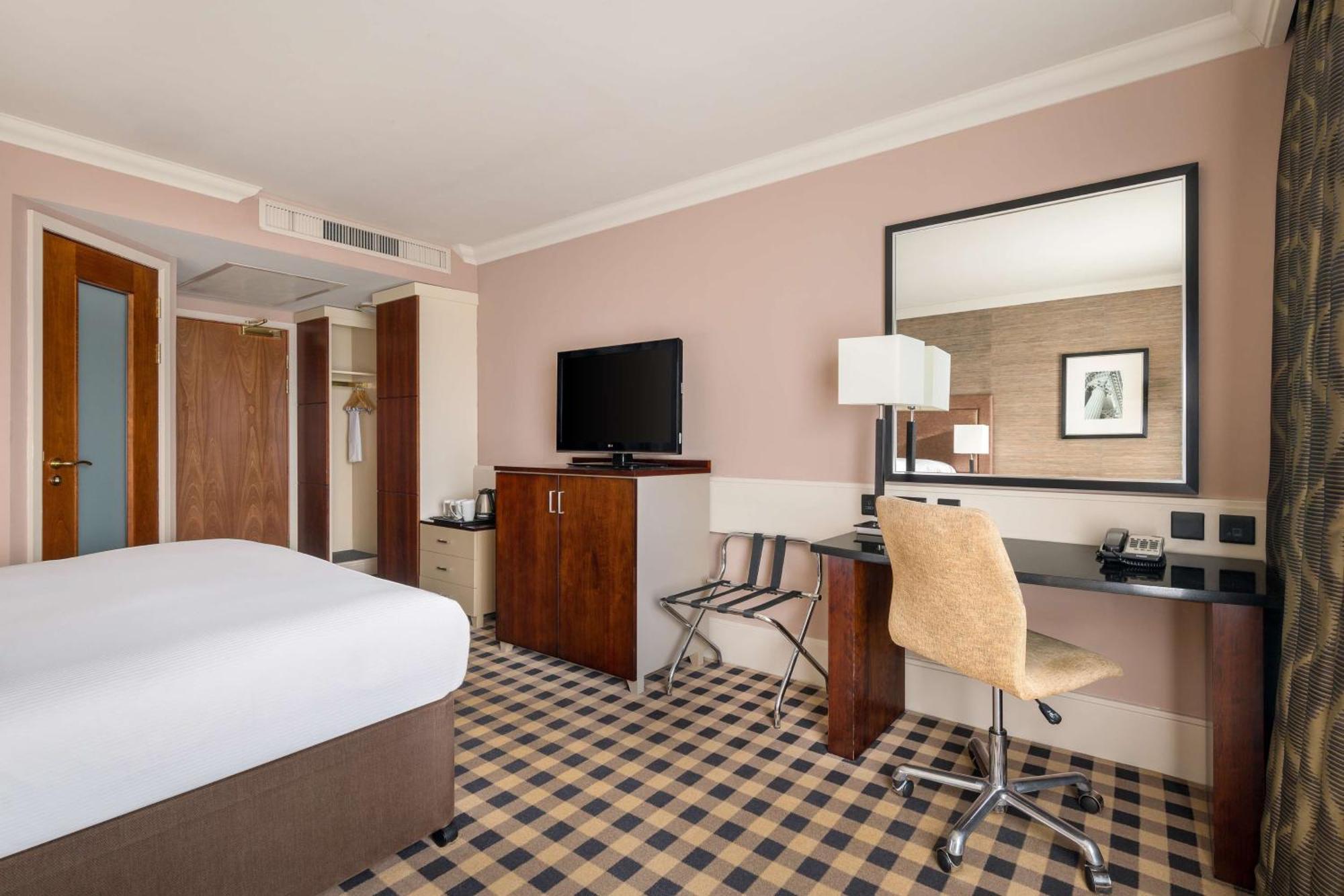 King Guest Room,1559664967:JPEG